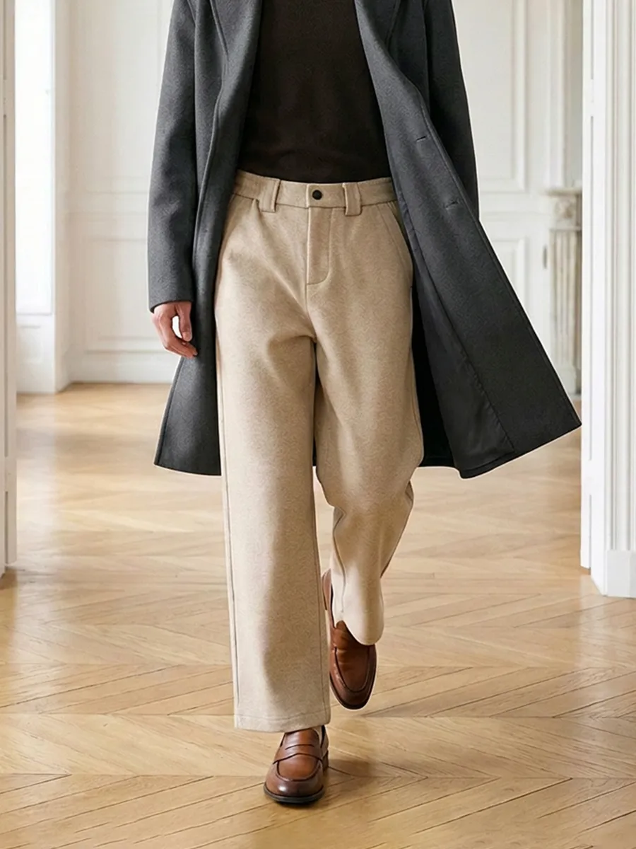 脚のラインを拾わない、大人に似合う「落ち感」のあるワイドストレートシルエット。