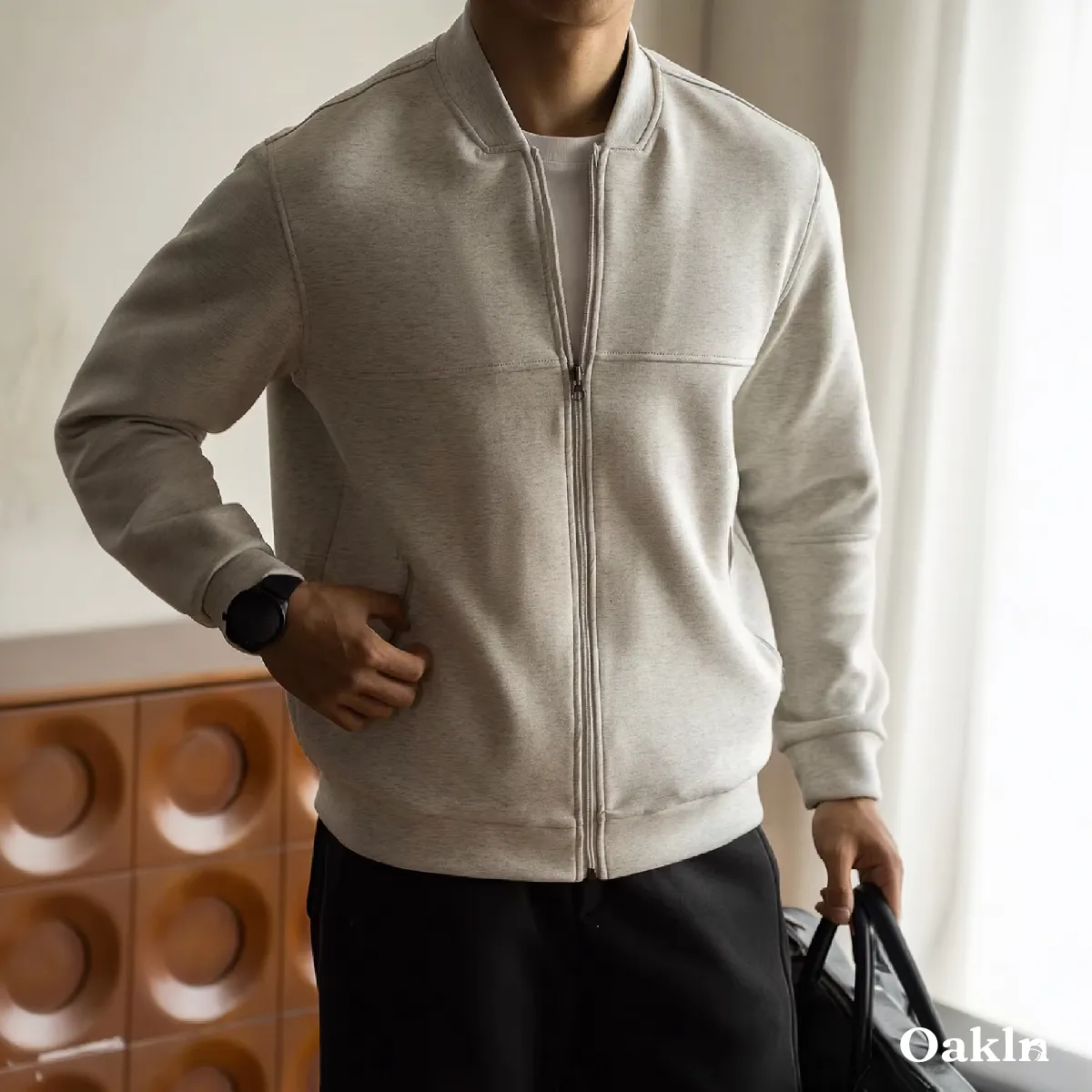 シンプルなコットン素材の立体裁断ジャケット、さっと羽織るだけですっきりした印象に-Oakln