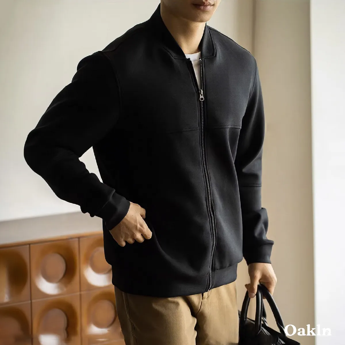 シンプルなコットン素材の立体裁断ジャケット、さっと羽織るだけですっきりした印象に-Oakln