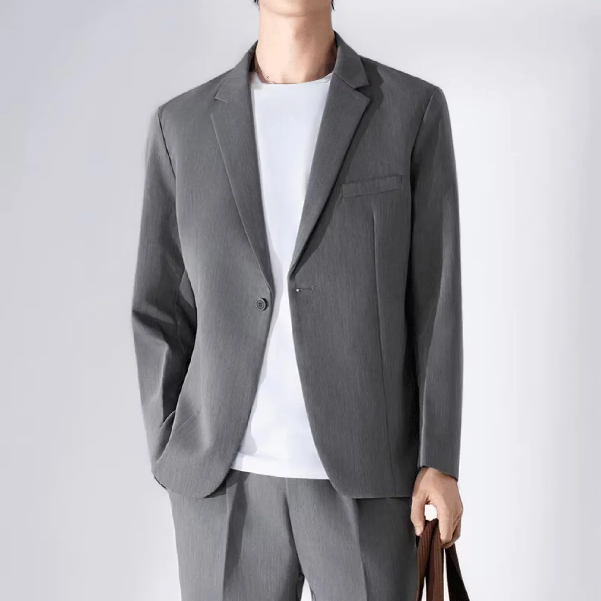 なめらかな落ち感で肌離れがよく、微ストレッチ性とハリ感のあるビジネススーツセットアップ