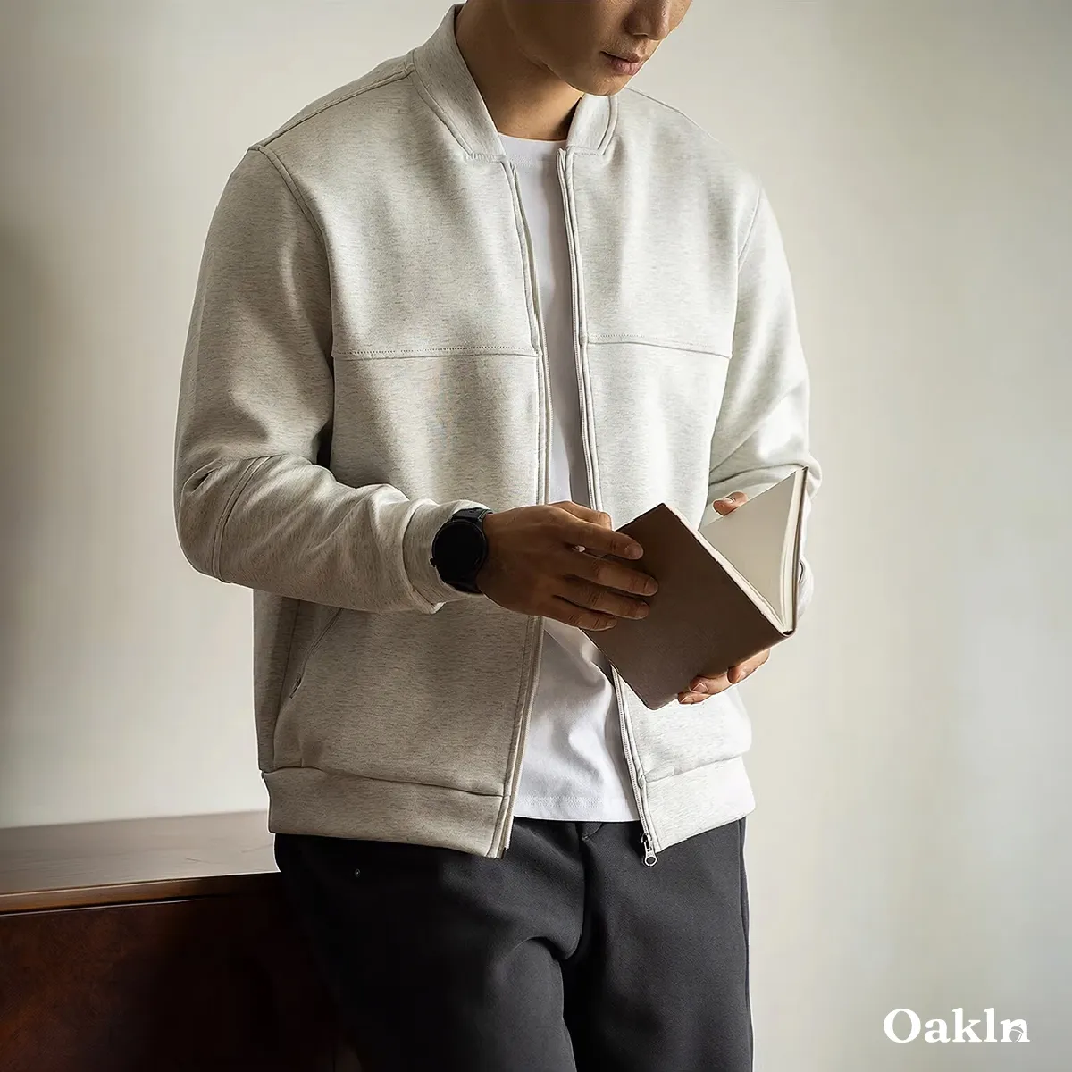 シンプルなコットン素材の立体裁断ジャケット、さっと羽織るだけですっきりした印象に-Oakln