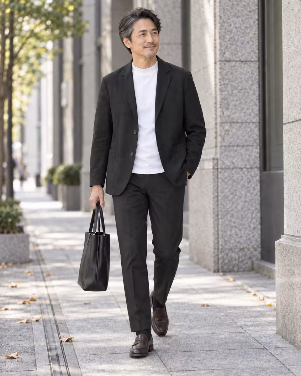 9〜10月・40〜50代の日本人男性の通勤コーディネート。リネン混 軽やかジャケット、ハリ感モックネック 半袖T、イージーケア ストレートパンツ。AI着用イメージ。