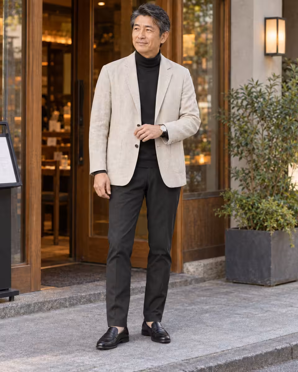 9〜10月・40〜50代の日本人男性の外食コーディネート。リネン混 軽やかジャケット、コットン混 タートルネックT、イージーケア ストレートパンツ。AI着用イメージ。