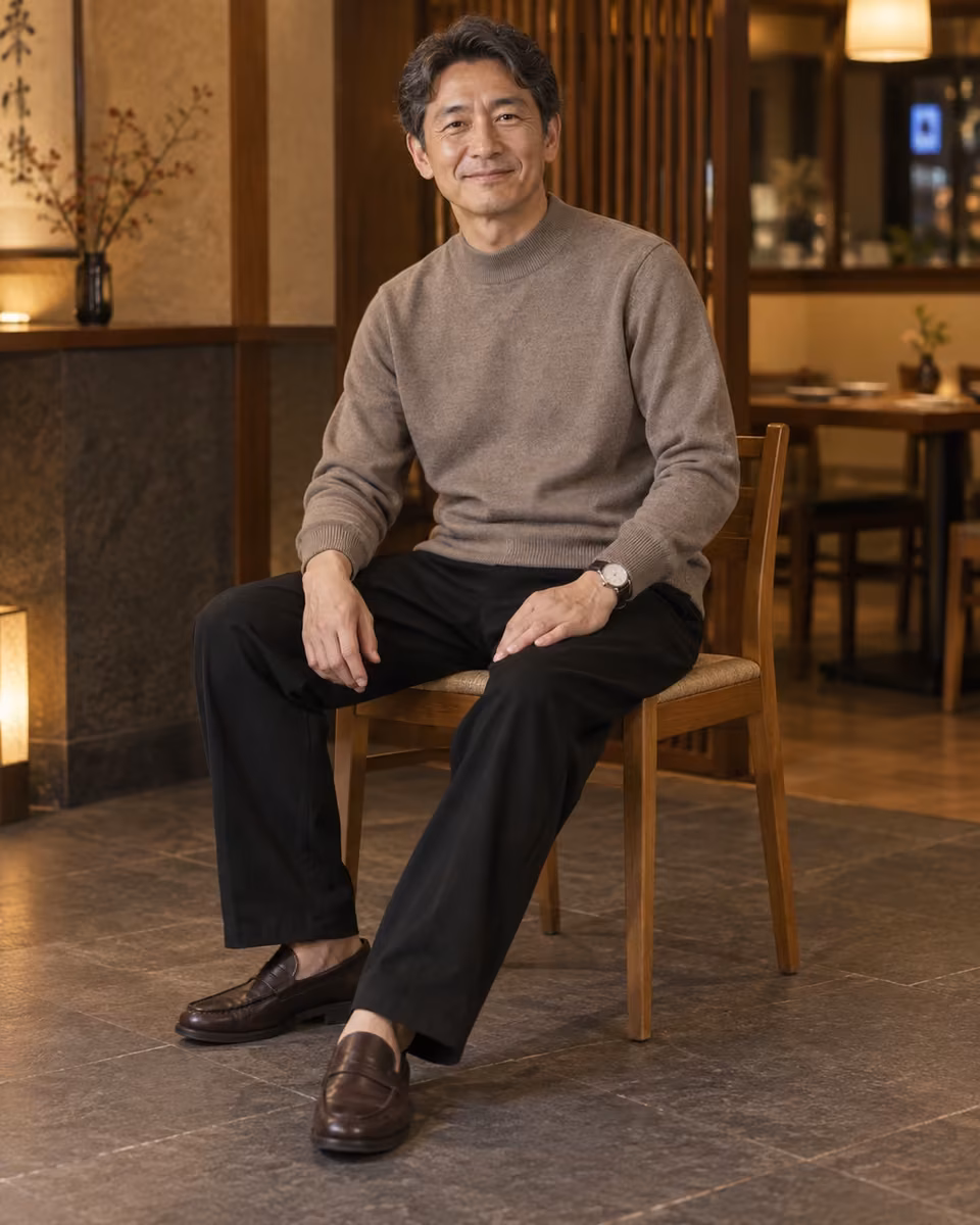 9〜10月・40〜50代の日本人男性の外食コーディネート。16ゲージ モックネックニット、ストレッチ イージーパンツ。AI着用イメージ。