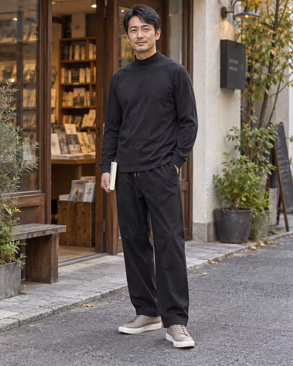 9〜10月・40〜50代の日本人男性の休日コーディネート。モダール混 モックネック長袖T、ストレッチ イージーパンツ。AI着用イメージ。