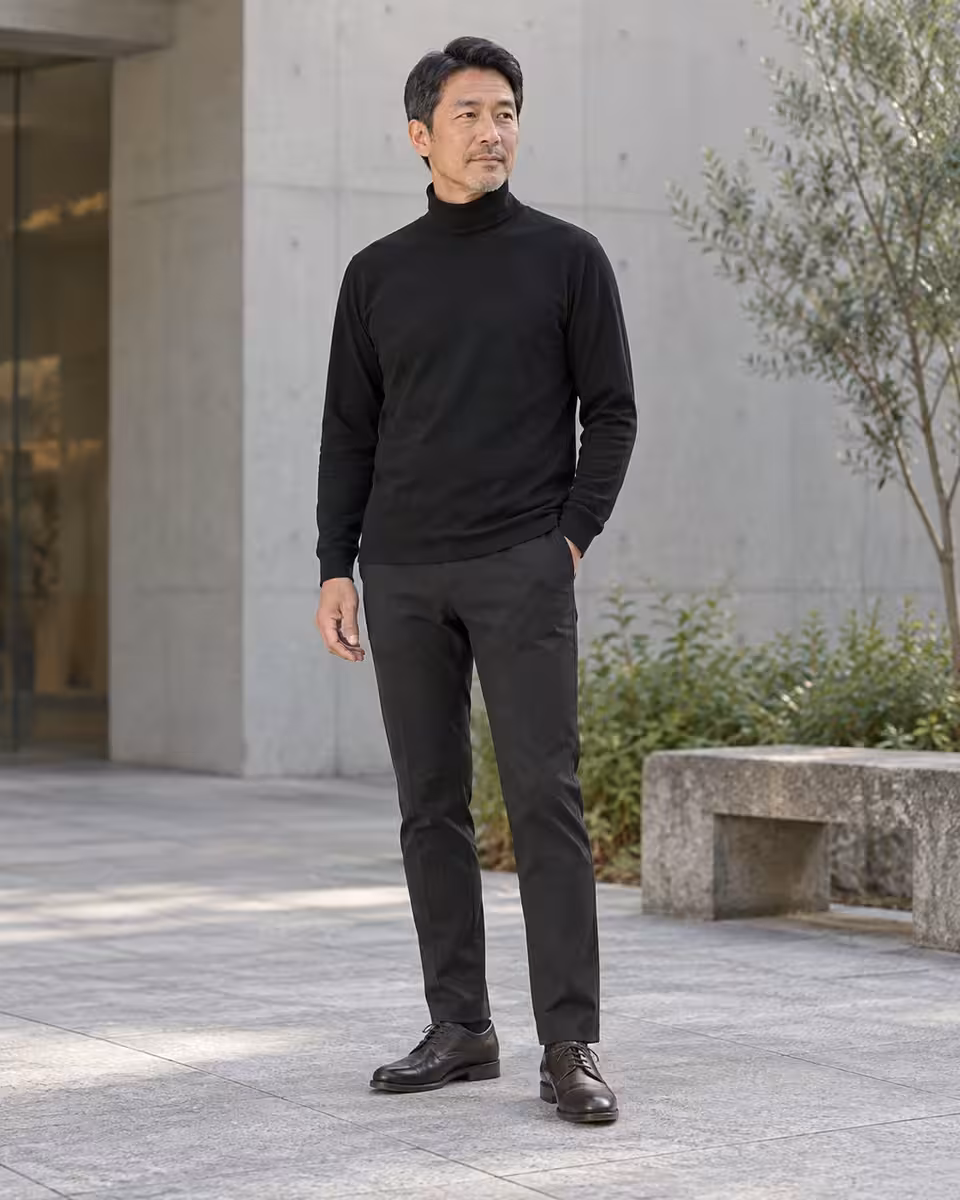 9〜10月・40〜50代の日本人男性の休日コーディネート。コットン混 タートルネックT、イージーケア ストレートパンツ。AI着用イメージ。