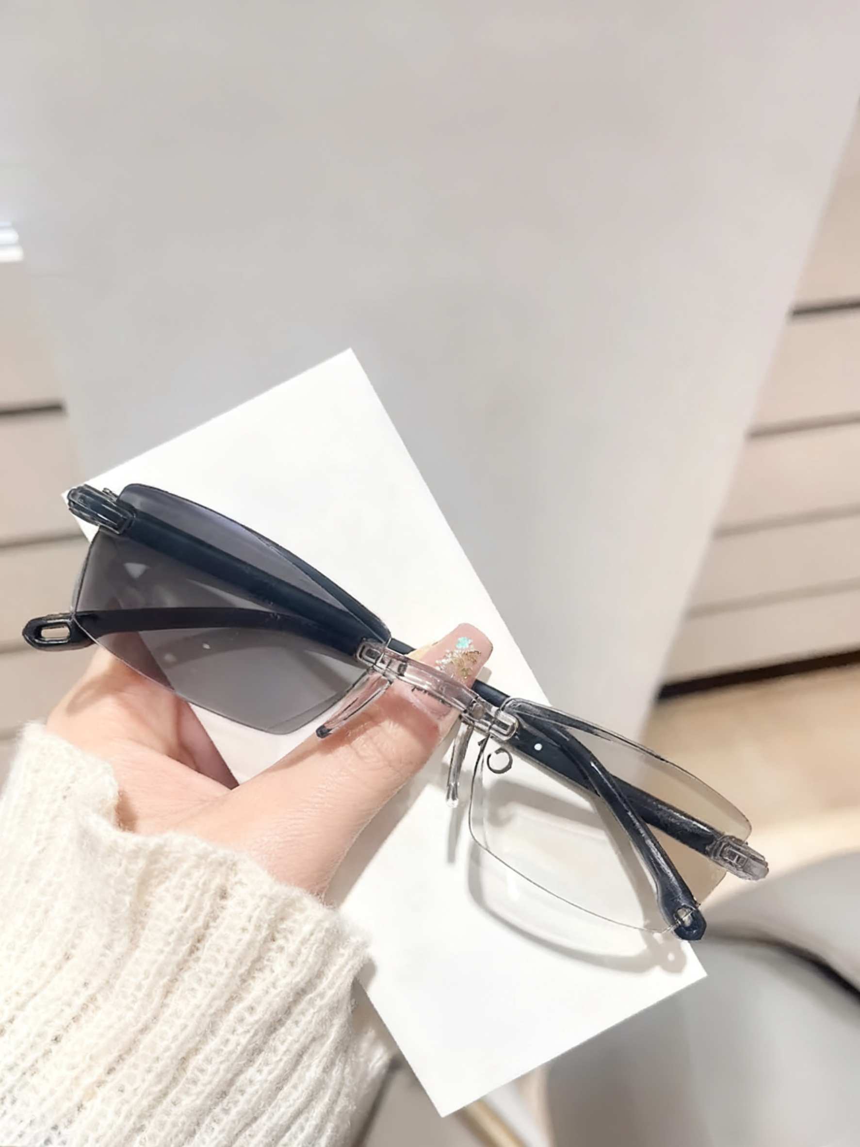 Color changing anti blue light presbyopia glasses