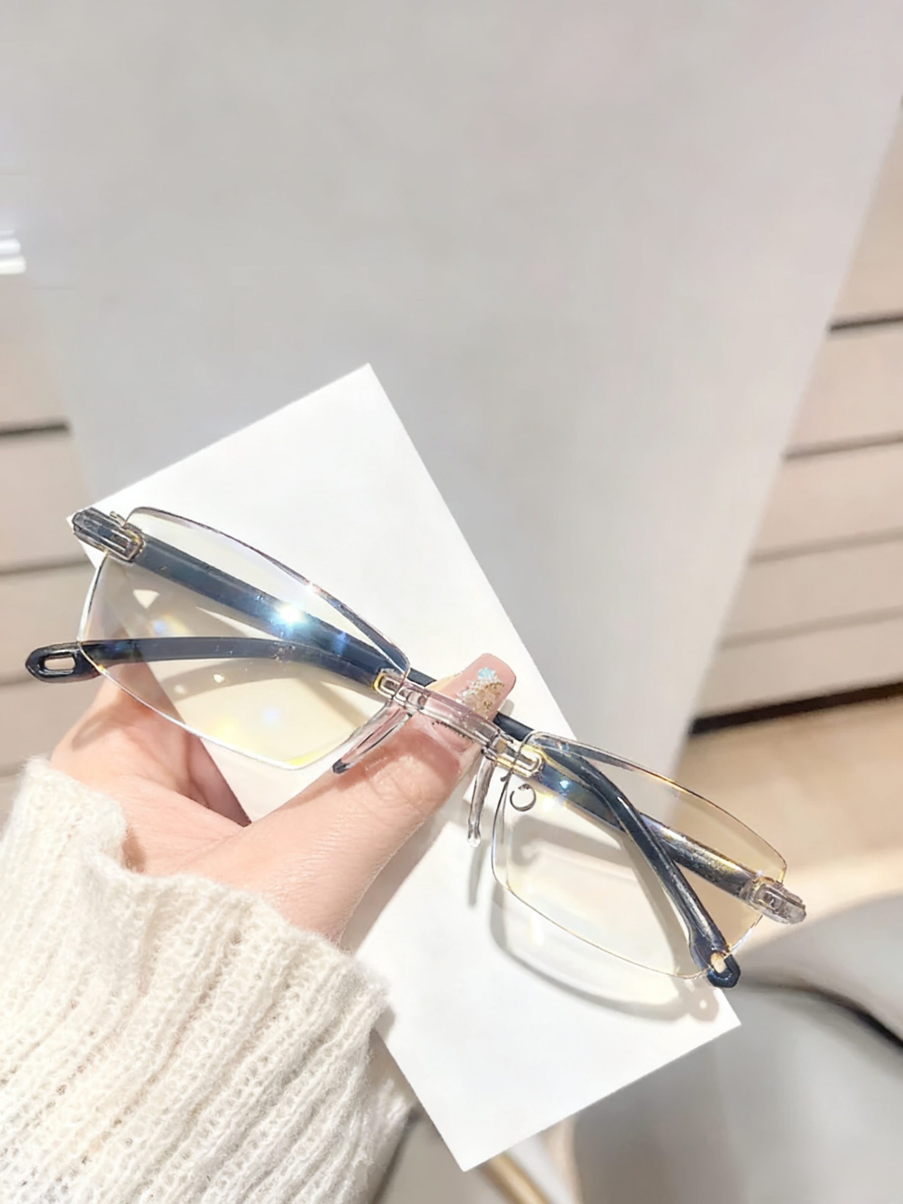 Color changing anti blue light presbyopia glasses