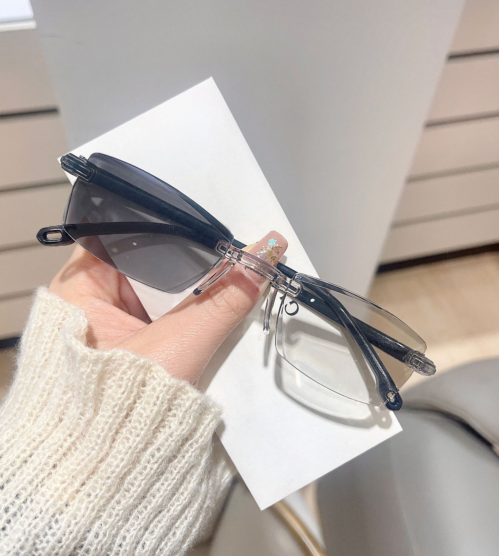 Color changing anti blue light presbyopia glasses