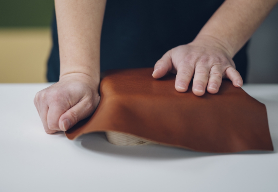 革絞りと革吊り込みについて