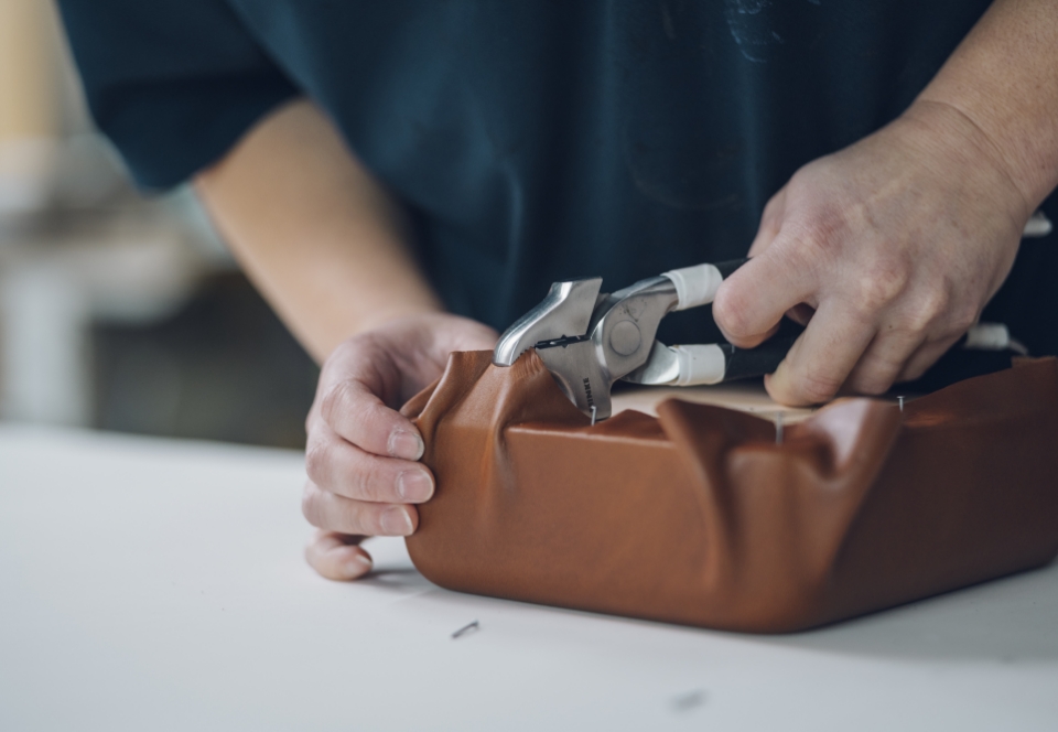 革絞りと革吊り込みの技術