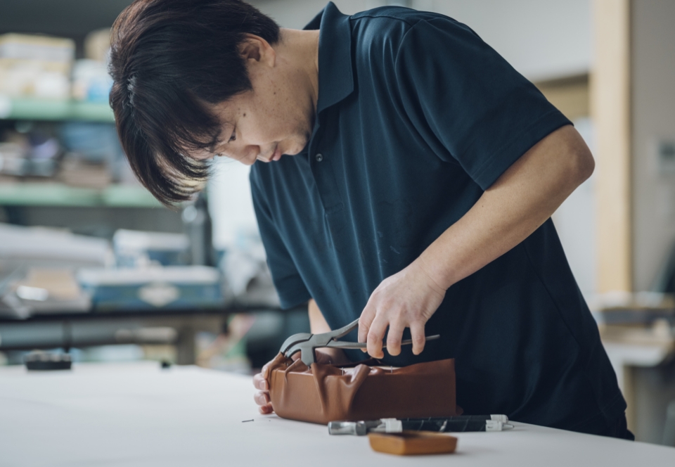 なぜ革絞り・革吊り込みの鞄をつくるのか