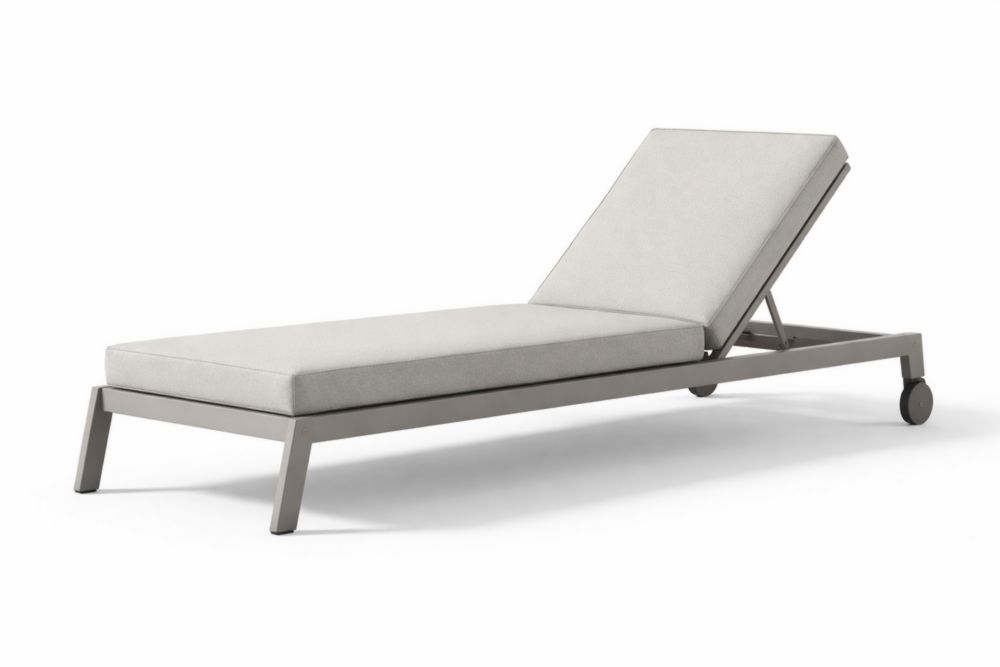 Aluminum Outdoor Chaise Lounge Chair with Light Gray Cushions