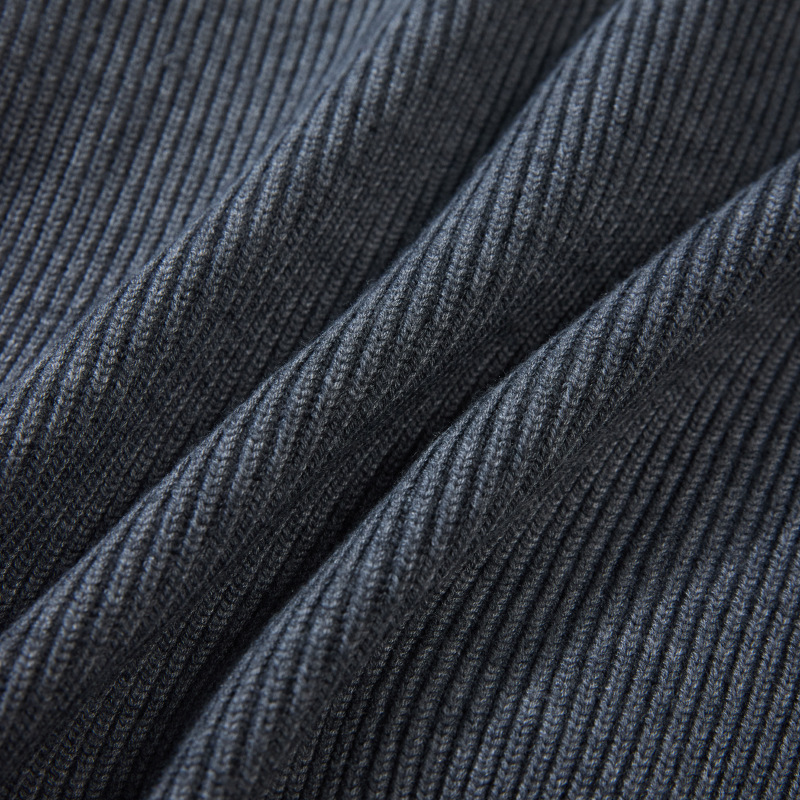 ウール素材の柔らかさが伝わるカーディガンアップ画像