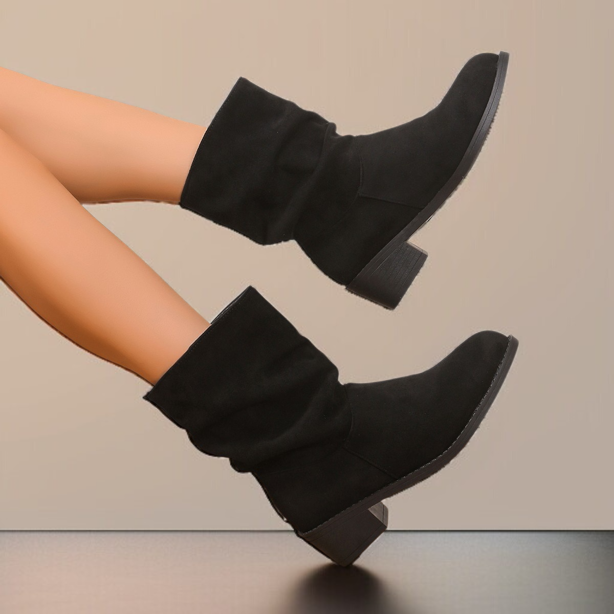 レディーススエードのゆったりとした太ヒールのショートブーツ