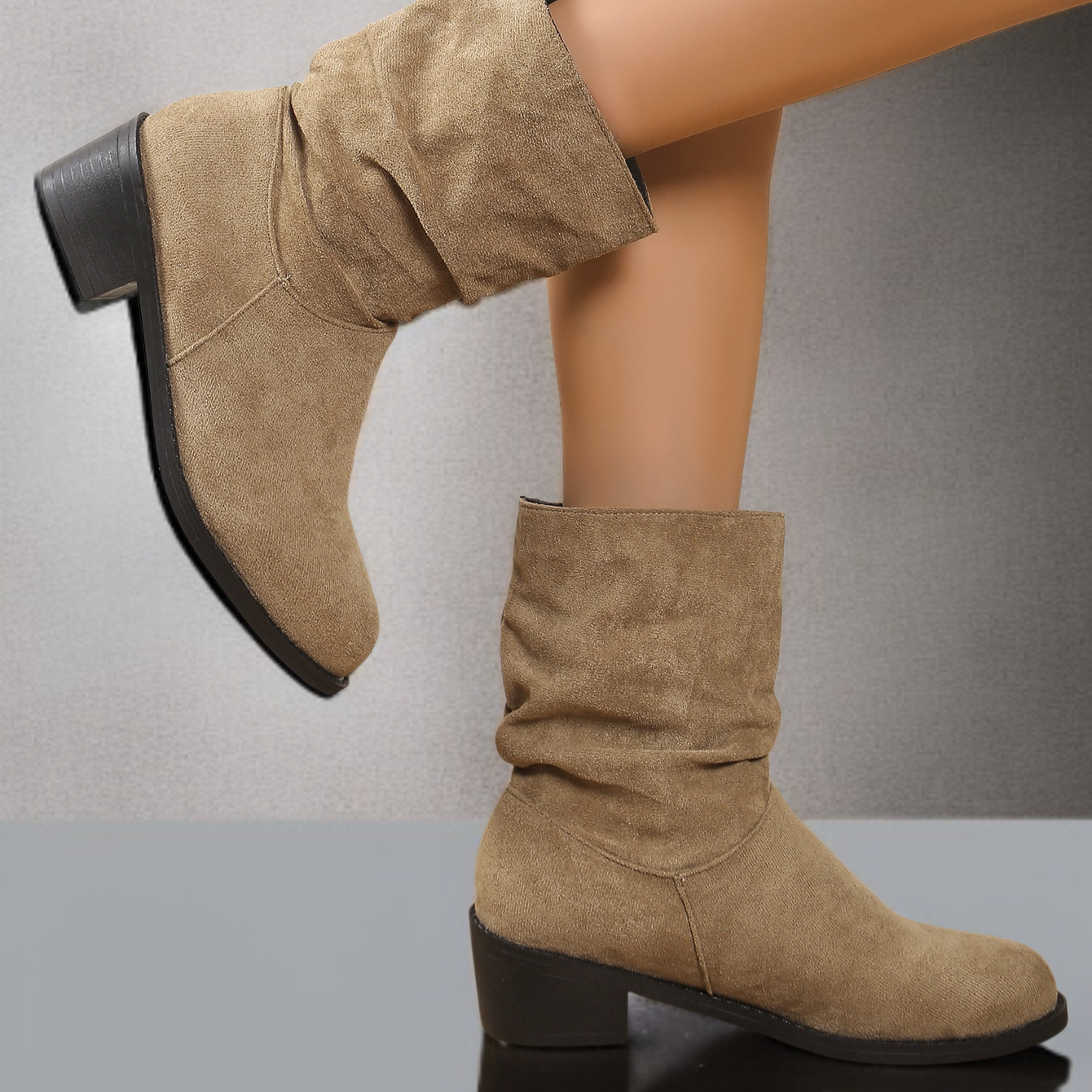 レディーススエードのゆったりとした太ヒールのショートブーツ