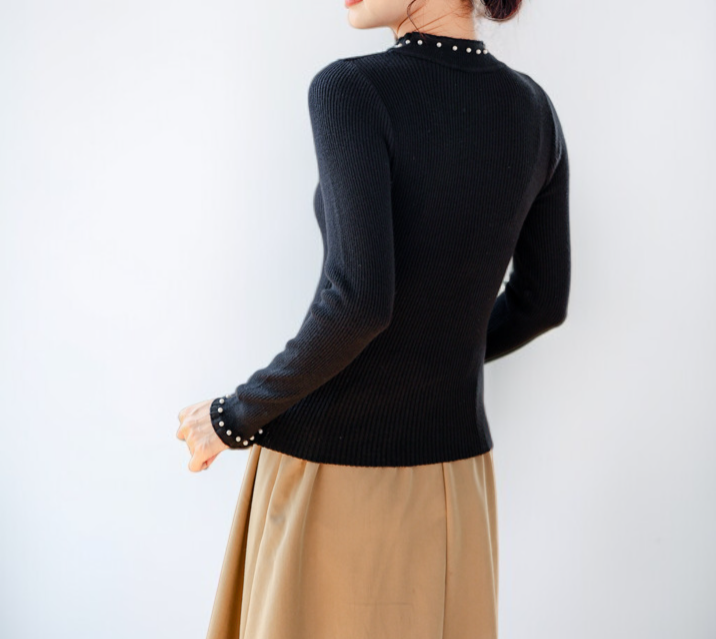 シンプルデザインのハイネックセーター
