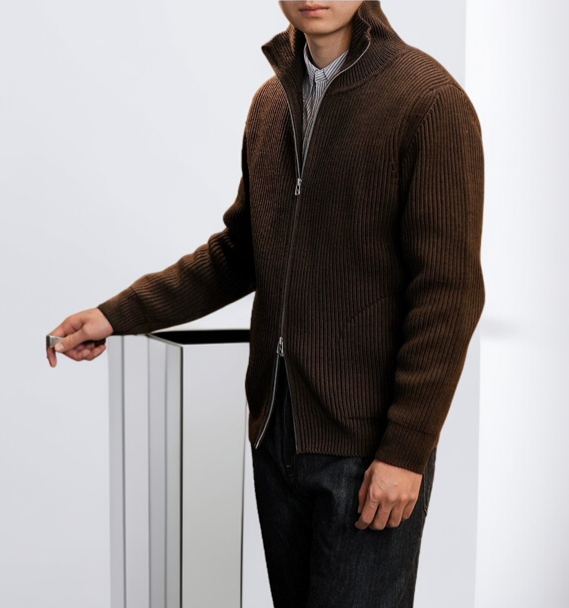 ストライプデザインが際立つカーディガン背面