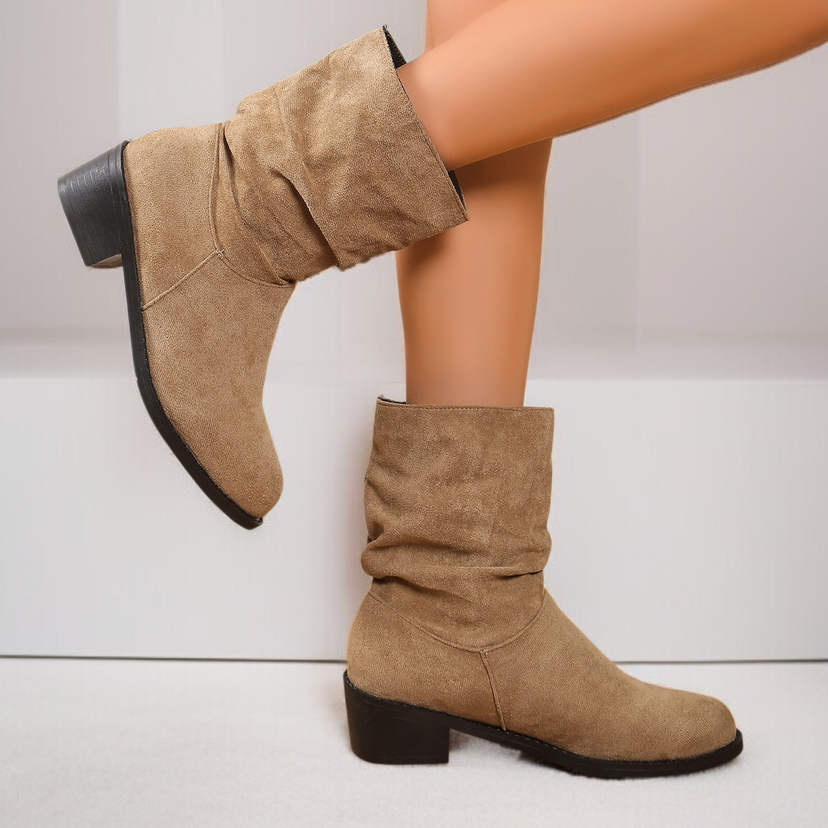 レディーススエードのゆったりとした太ヒールのショートブーツ