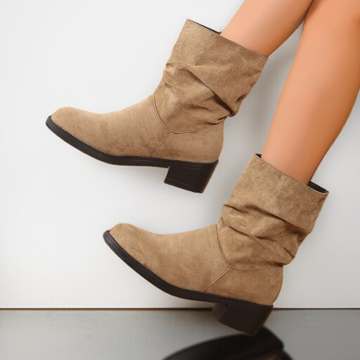 レディーススエードのゆったりとした太ヒールのショートブーツ