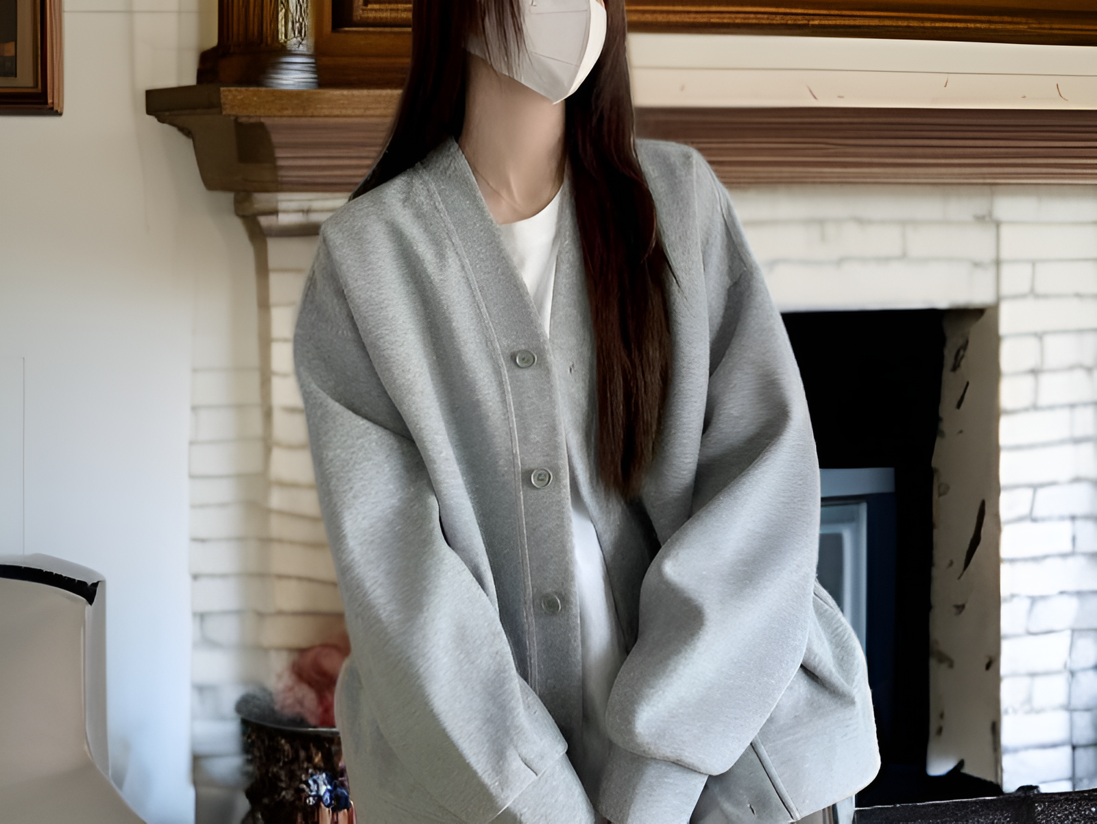 女性モデルが着用したボタンカーディガン