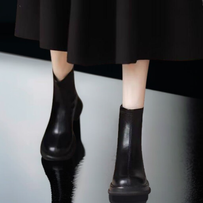 フリース裏地付きのスタイリッシュなアンクルブーツ