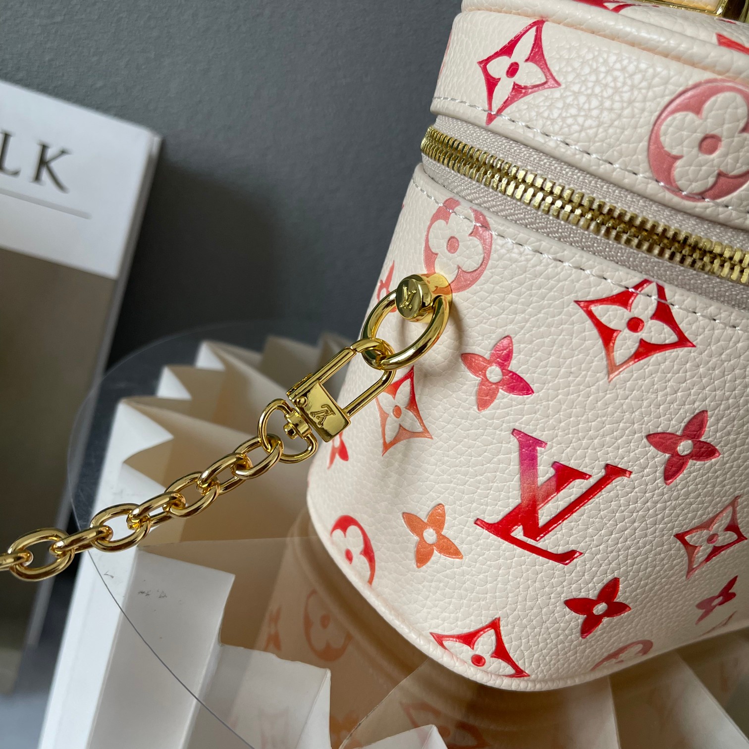 【2026】LV【LOUIS VUITTON 公式旗艦店】ルイヴィトン  ハンドバッグ  当日出荷 好評に付き再入荷！19*14*10CM   270911