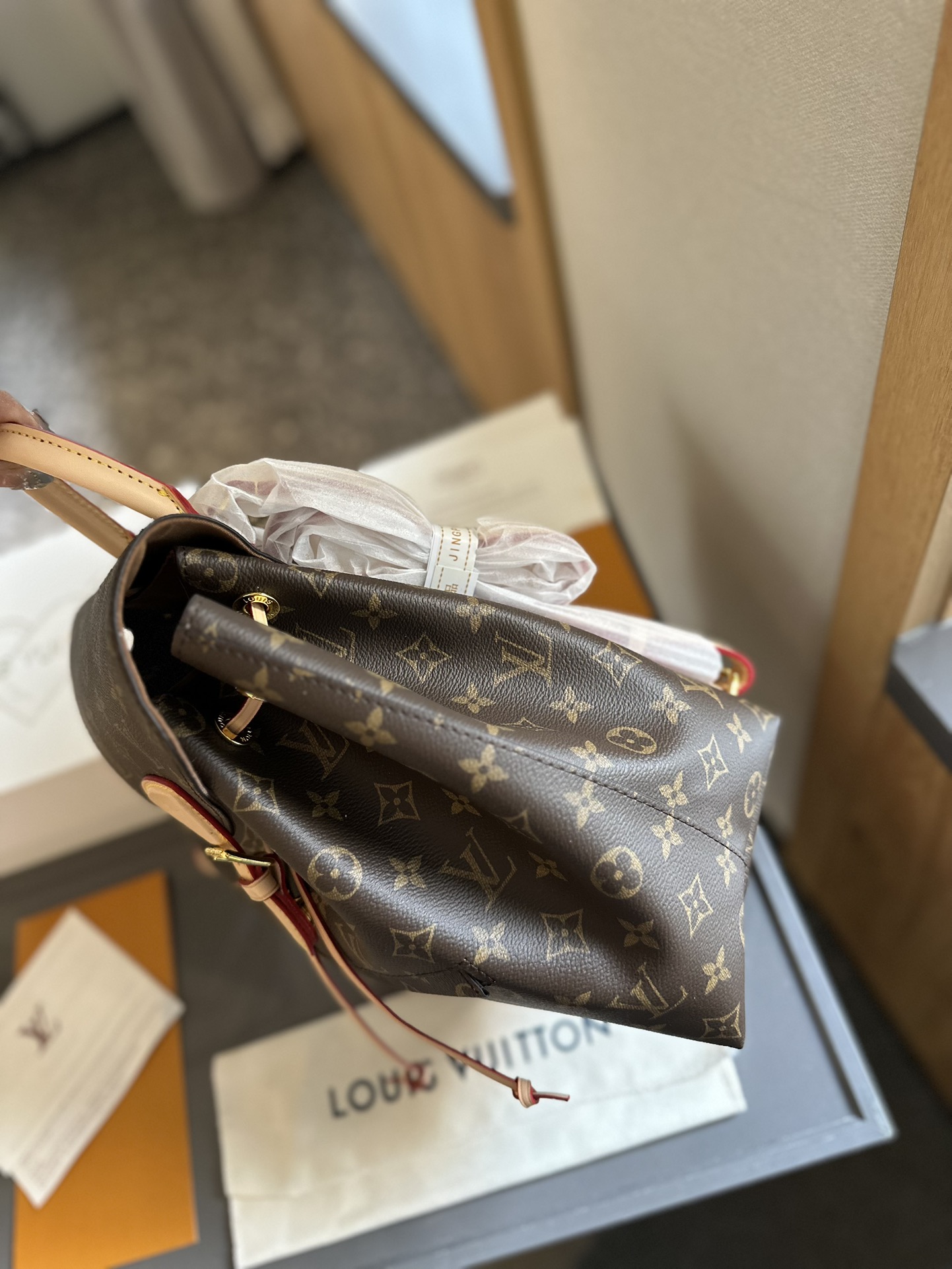 【2026】LV【LOUIS VUITTON 公式旗艦店】ルイヴィトン  リュックサック当日出荷 好評に付き再入荷！25*28CM  1240722