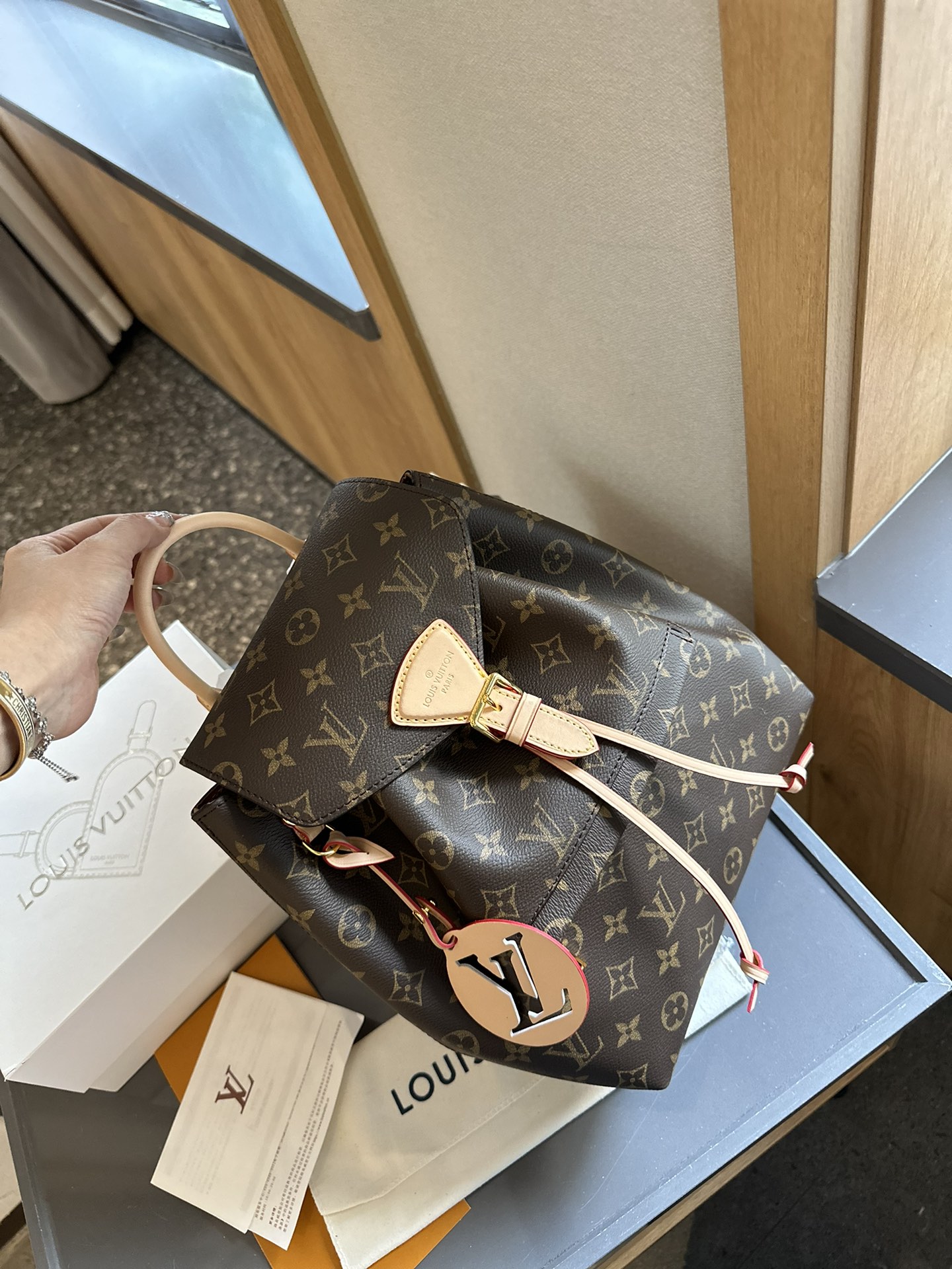 【2026】LV【LOUIS VUITTON 公式旗艦店】ルイヴィトン  リュックサック当日出荷 好評に付き再入荷！25*28CM  1240722