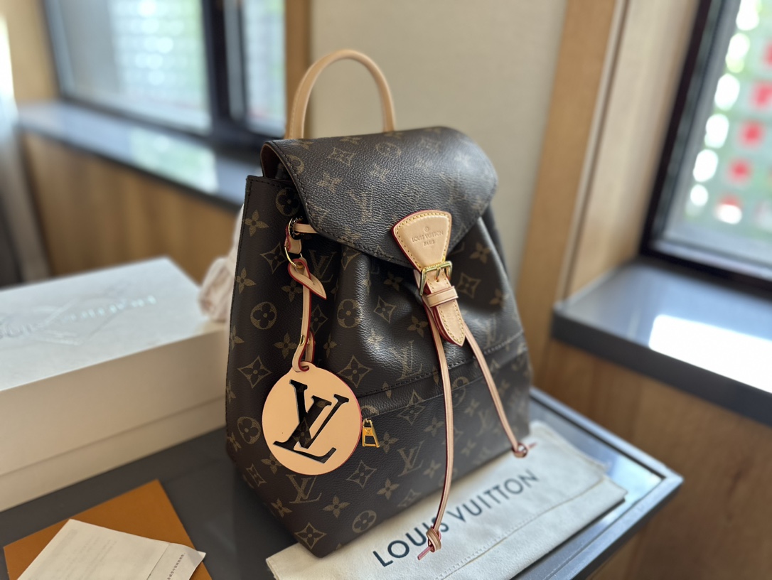 【2026】LV【LOUIS VUITTON 公式旗艦店】ルイヴィトン  リュックサック当日出荷 好評に付き再入荷！25*28CM  1240722