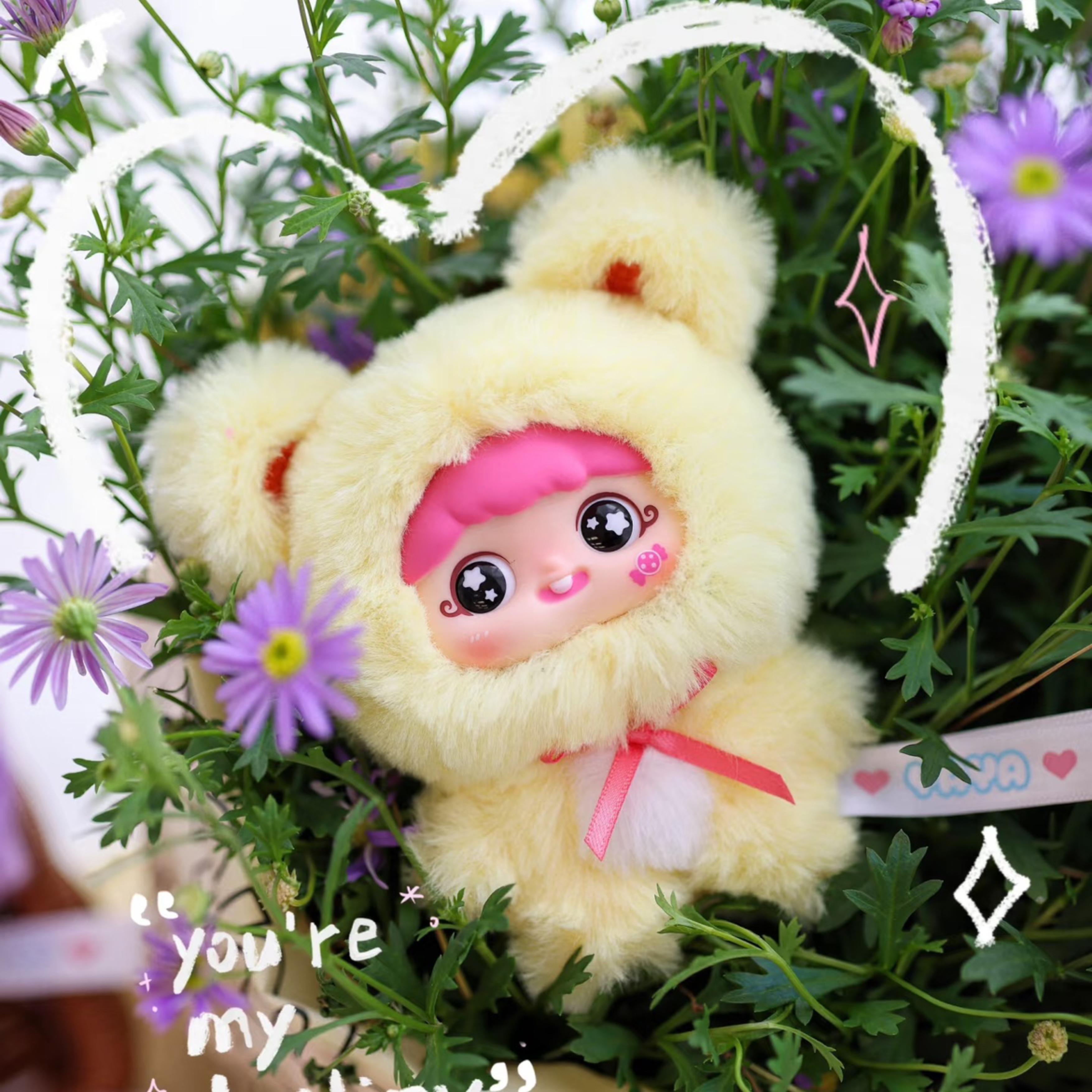 YAYA 1주년 기념 — 포근말랑 인형, 연한 노랑 의상 & 분홍 머리, 손바닥 사이즈 휴대용, 기념일 선물 최고
