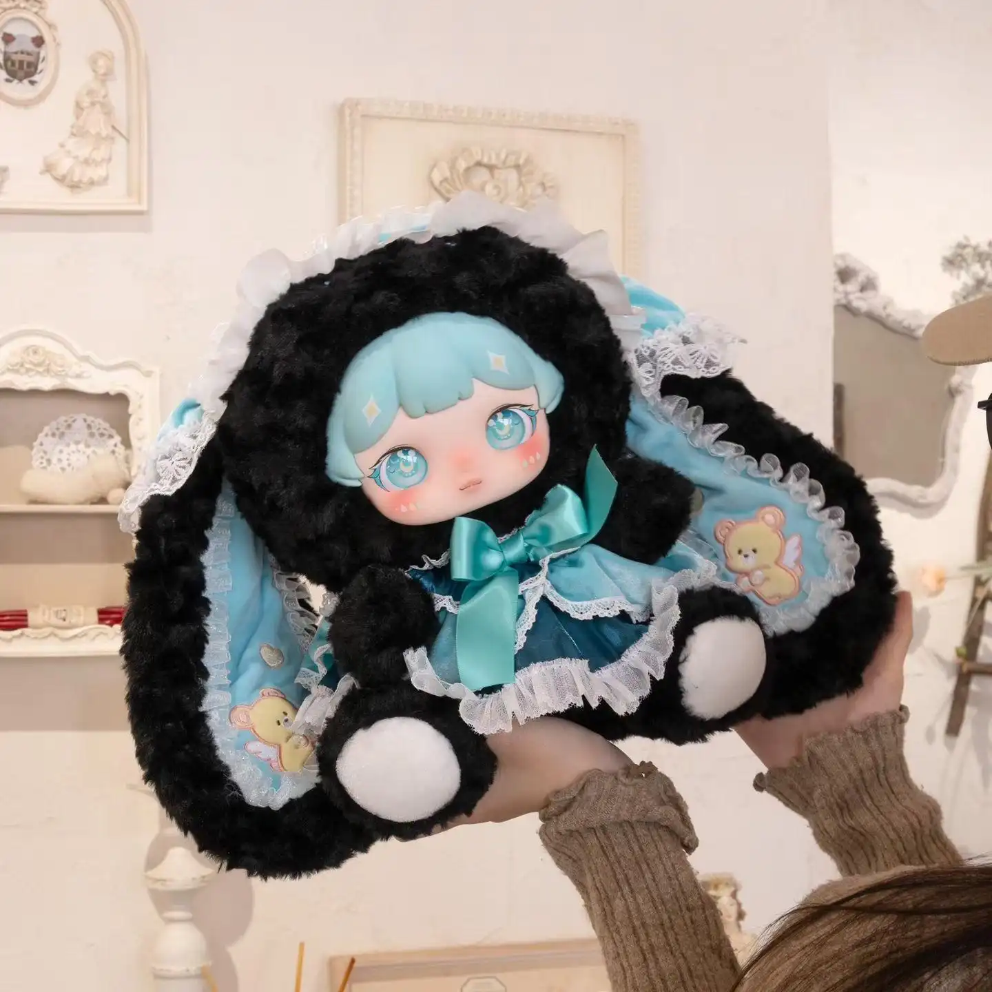 A235『絵夢奇境』シリーズ限定ぬいぐるみが登場！ 手描き絵本から飛び出たような、精霊のような存在感。 個性的な質感で、あなただけの夢幻の世界を。600%