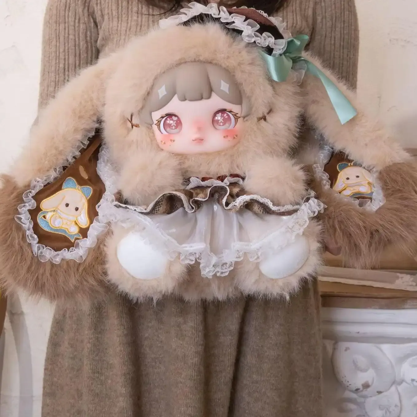 A235『絵夢奇境』シリーズ限定ぬいぐるみが登場！ 手描き絵本から飛び出たような、精霊のような存在感。 個性的な質感で、あなただけの夢幻の世界を。600%