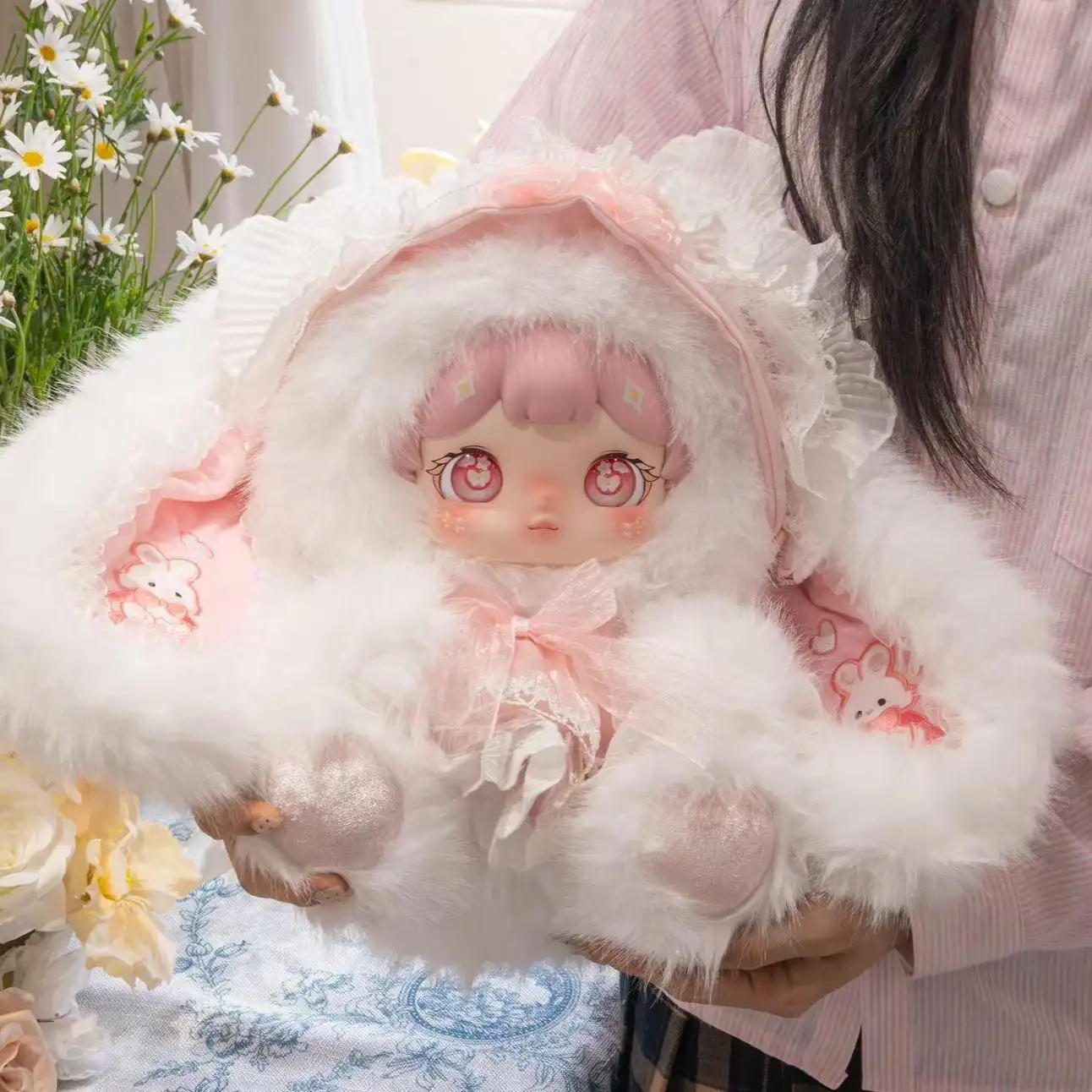 A235『絵夢奇境』シリーズ限定ぬいぐるみが登場！ 手描き絵本から飛び出たような、精霊のような存在感。 個性的な質感で、あなただけの夢幻の世界を。600%