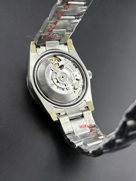 CLEANクリーン工場  ROLEXロレックス オイス ターパーペチュアル126000 36mm  レッド文字盤 オイスタースチール 1:1精度