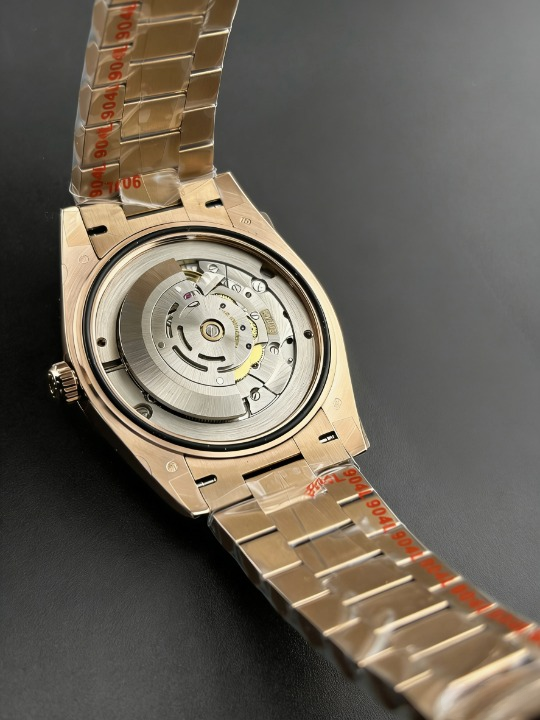 CLEANクリーン工場 ROLEXロレックスデイデイ ト エバーローズゴールド228235  40mmダイヤ目 盛り チョコレート文字盤 フルーテッドベゼル プ レジデントプレスレット  1:1精度