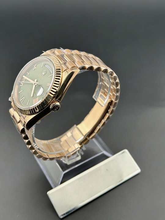 CLEANクリーン工場 ROLEXロレックスデイデイ ト ローズゴールド228235 40mm オリーブククリ ーン文字盤 フルーテッドベゼル プレジデントプレ スレット 1:1精度