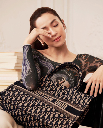 【Dior】雑誌掲載！滝沢眞規子さん愛用の大人気エンブロイダリートートバッグが登場！Book Tote Bag😍