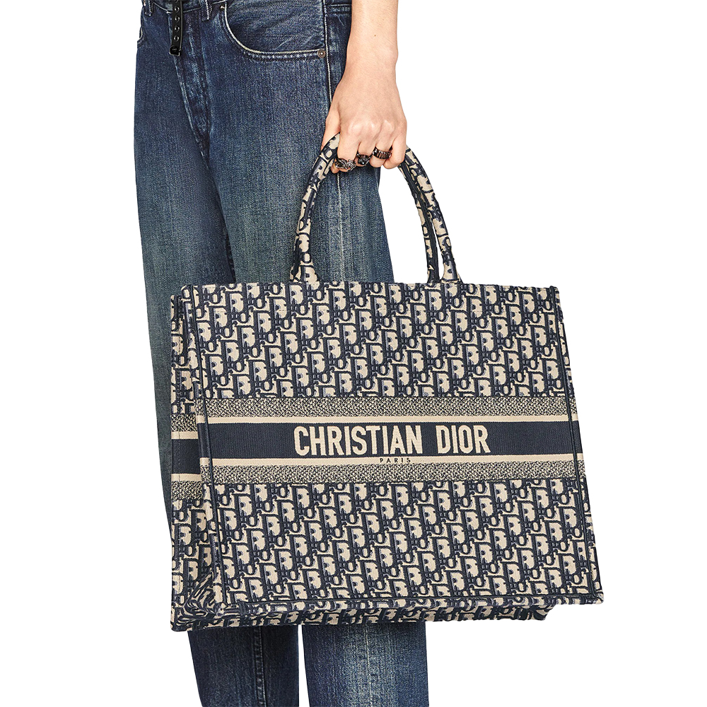 【Dior】雑誌掲載！滝沢眞規子さん愛用の大人気エンブロイダリートートバッグが登場！Book Tote Bag😍