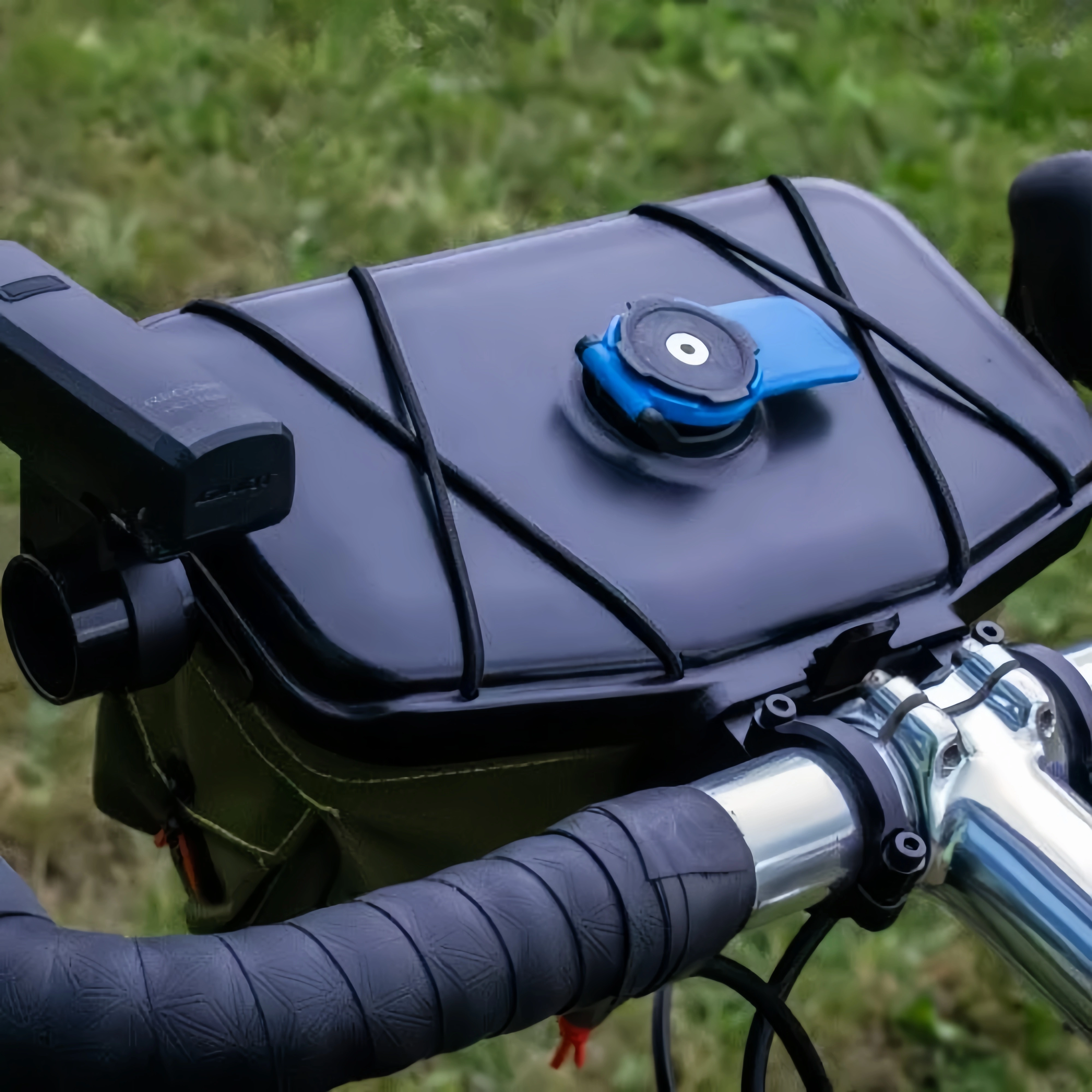 Bike Handlebar Bag – Compact & Structured Storage for Rides