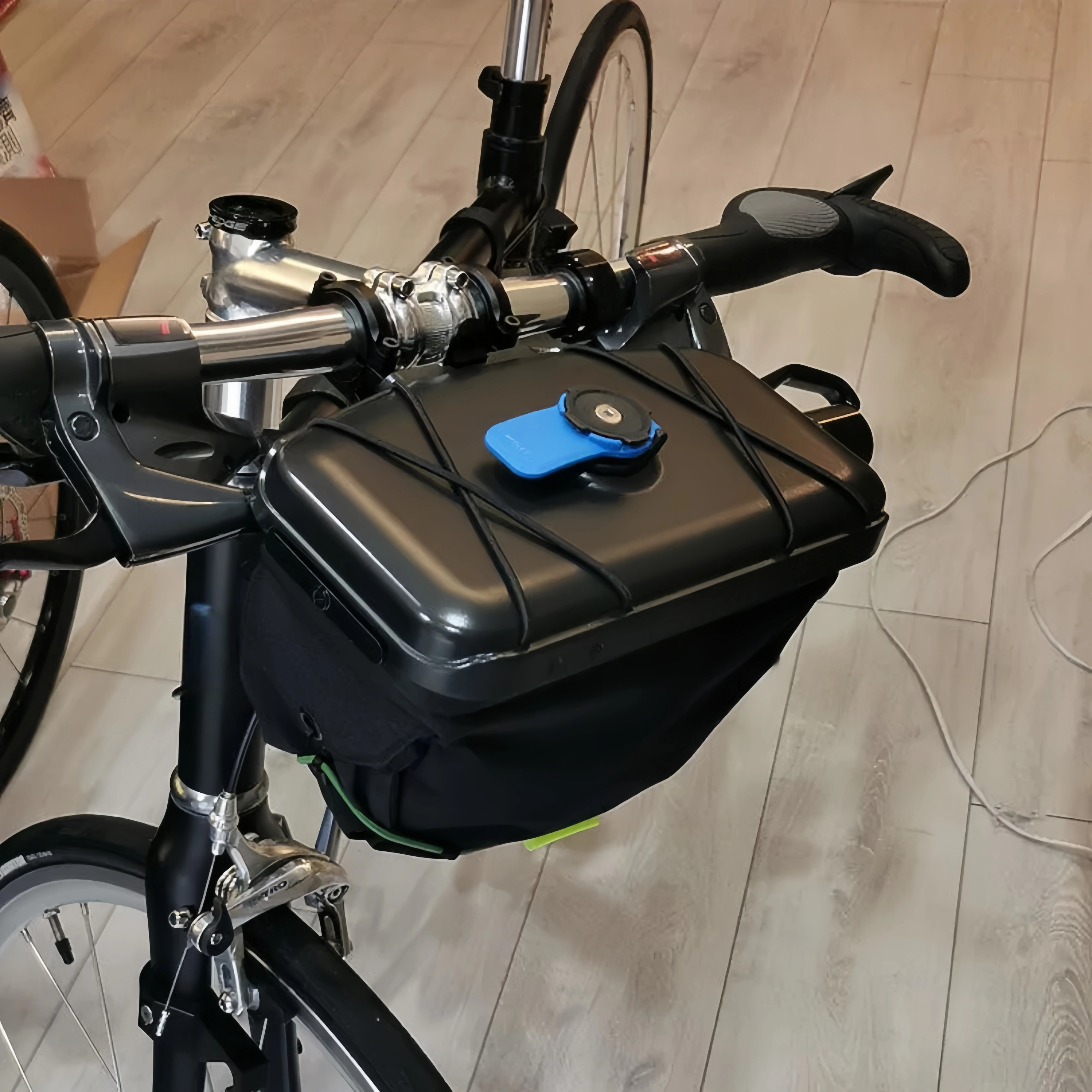 Bike Handlebar Bag – Compact & Structured Storage for Rides
