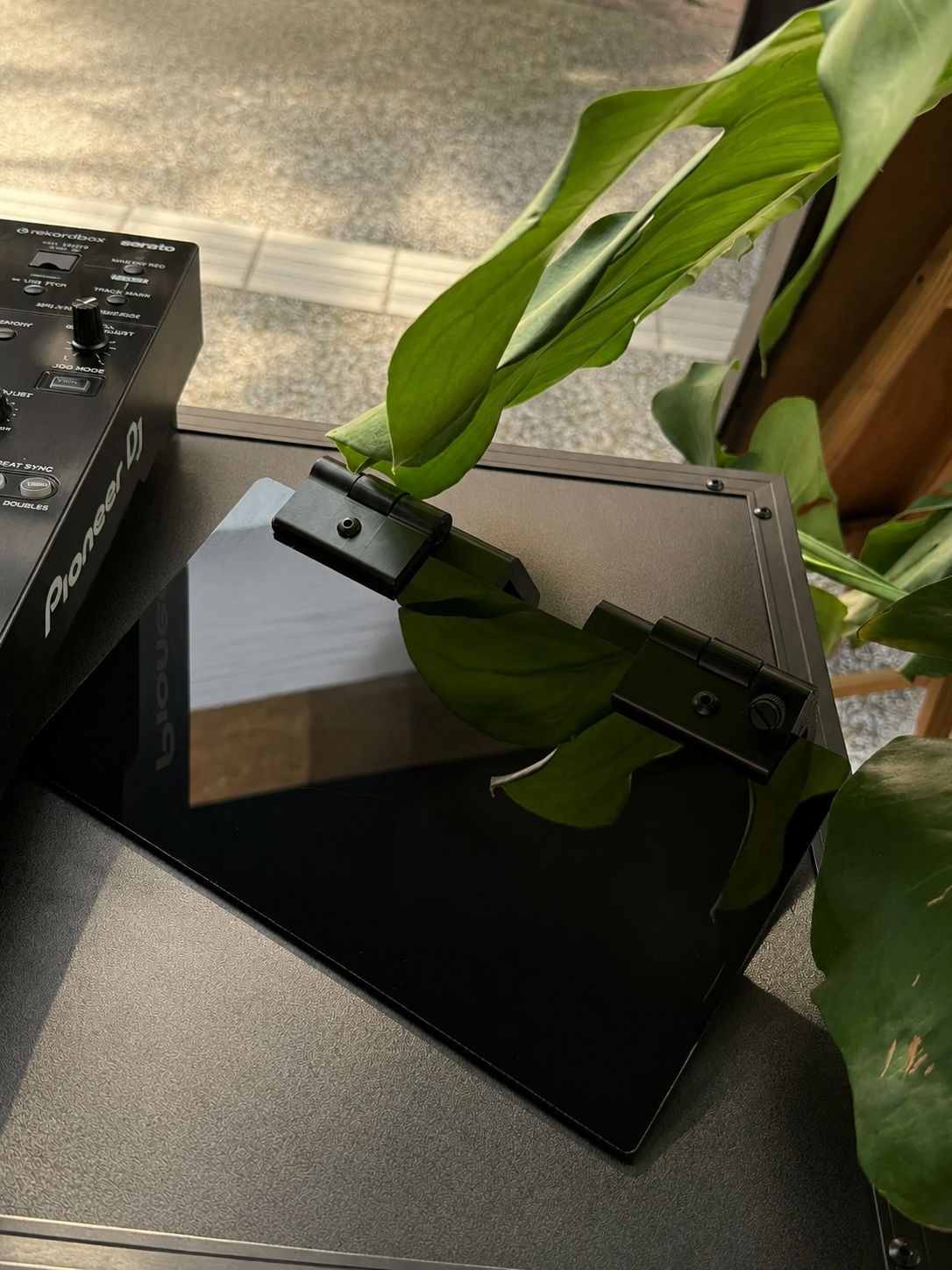 Outdoor Screen Shield – Adjustable Sun Cover for DJ Equipment