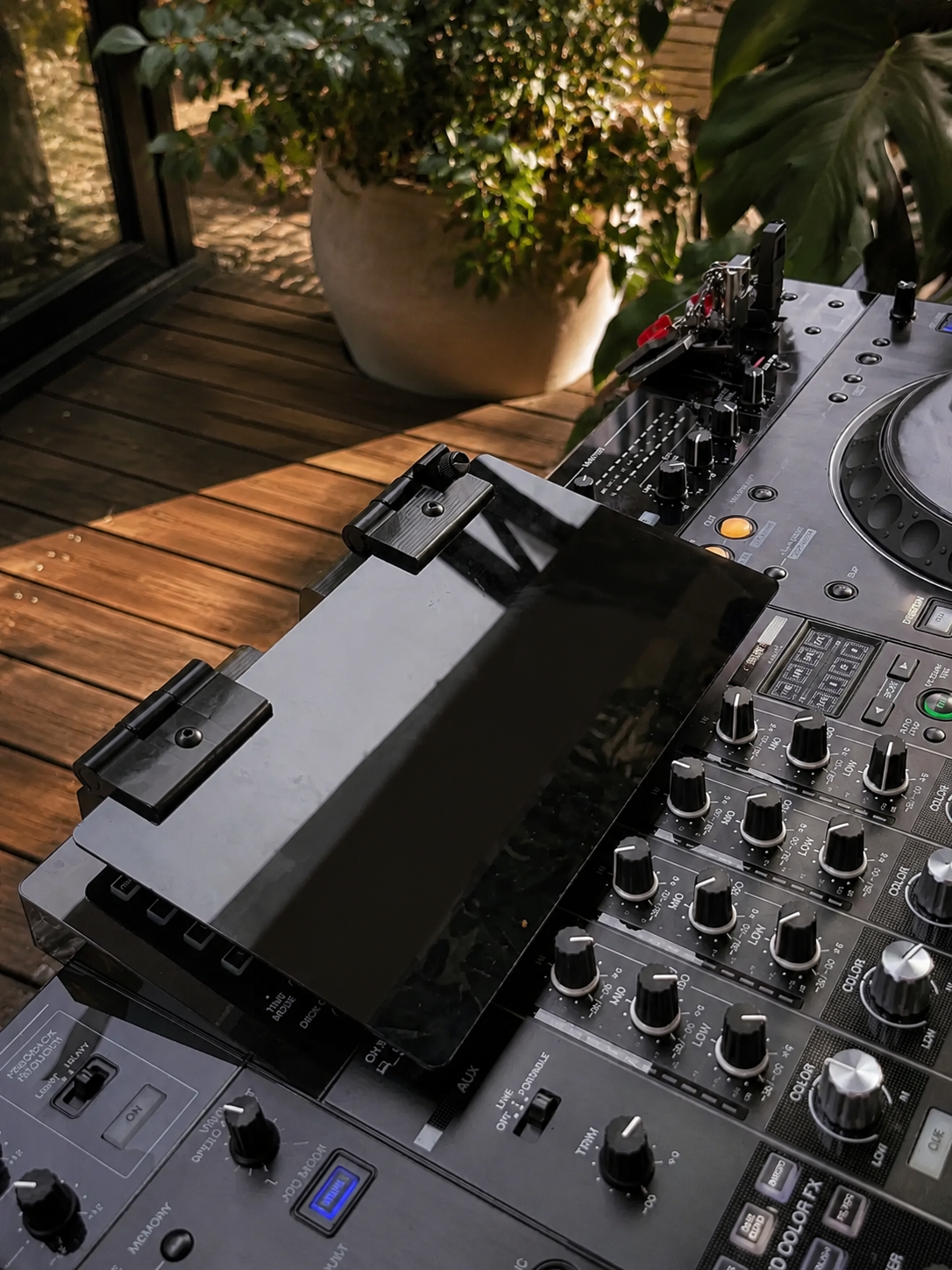 Outdoor Screen Shield – Adjustable Sun Cover for DJ Equipment