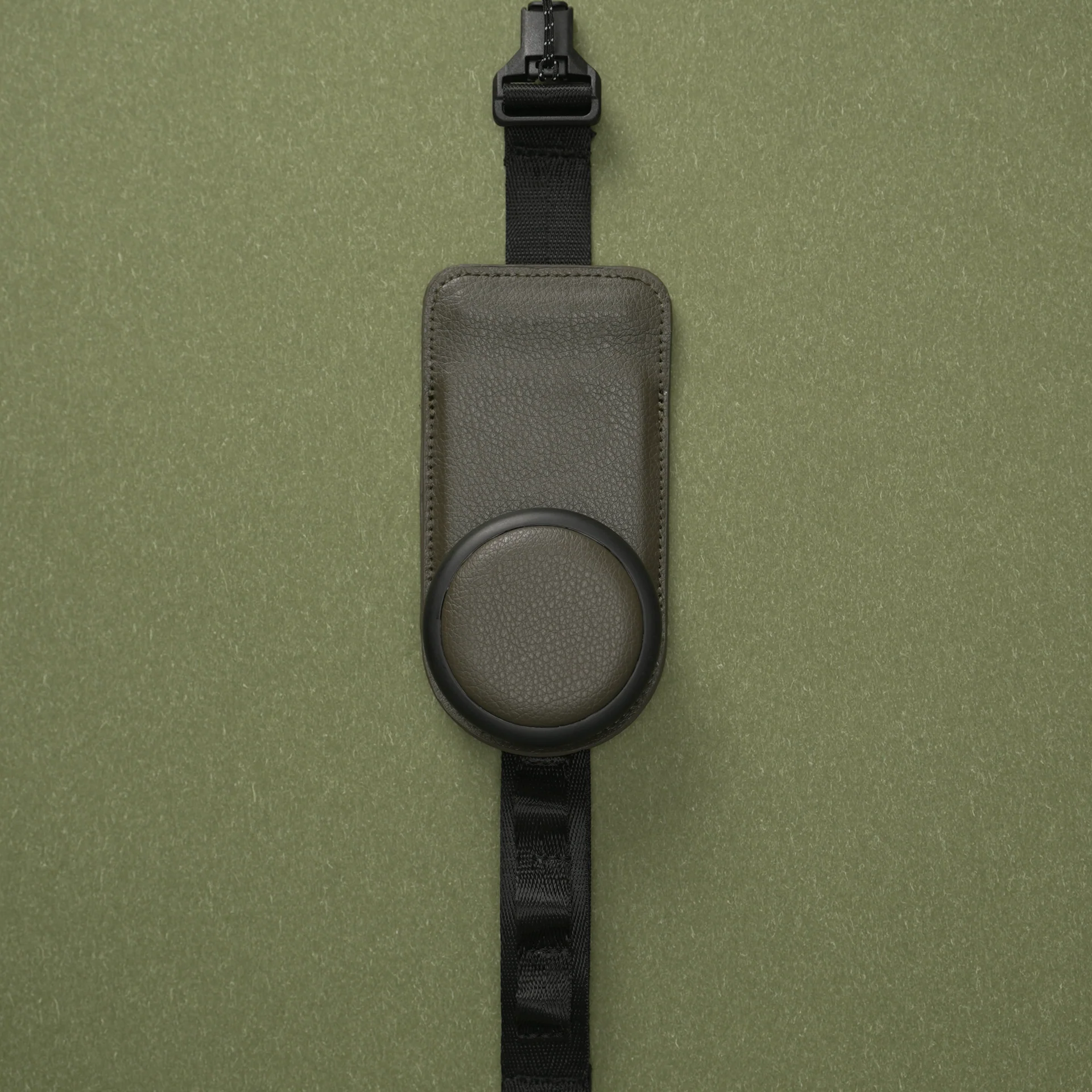 Magnetic Quick-Release Bag Strap – One-Hand Detach