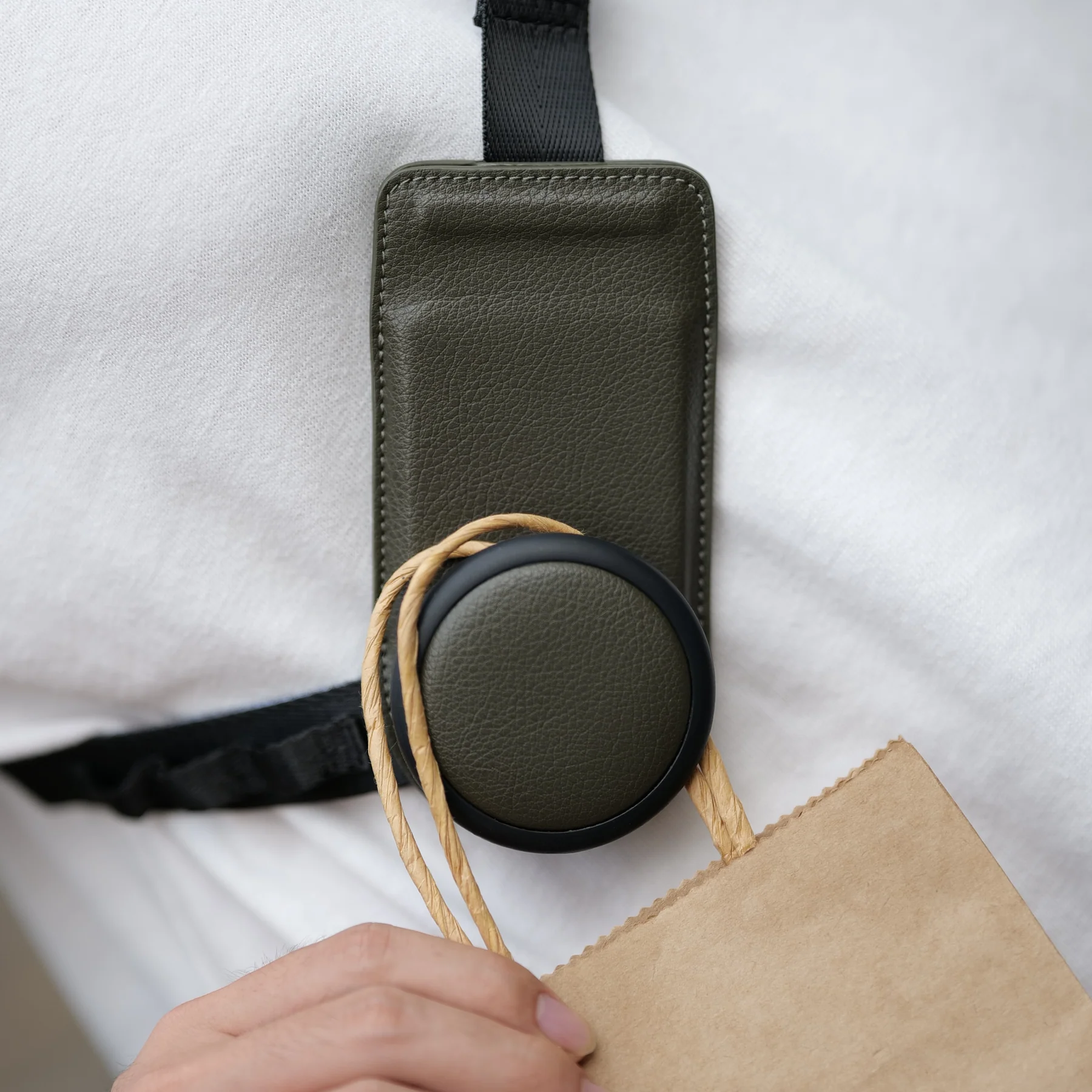 Magnetic Quick-Release Bag Strap – One-Hand Detach