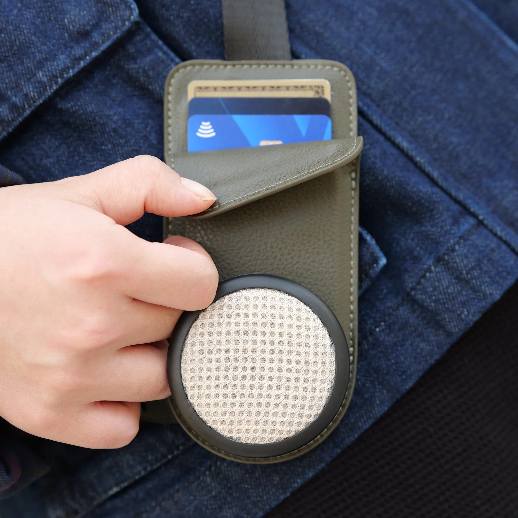 Magnetic Quick-Release Bag Strap – One-Hand Detach