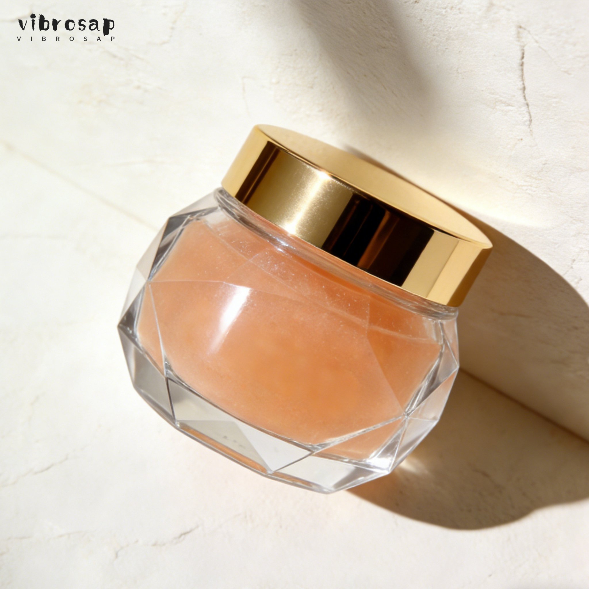 使用潔面磨砂膏按摩臉部示意圖