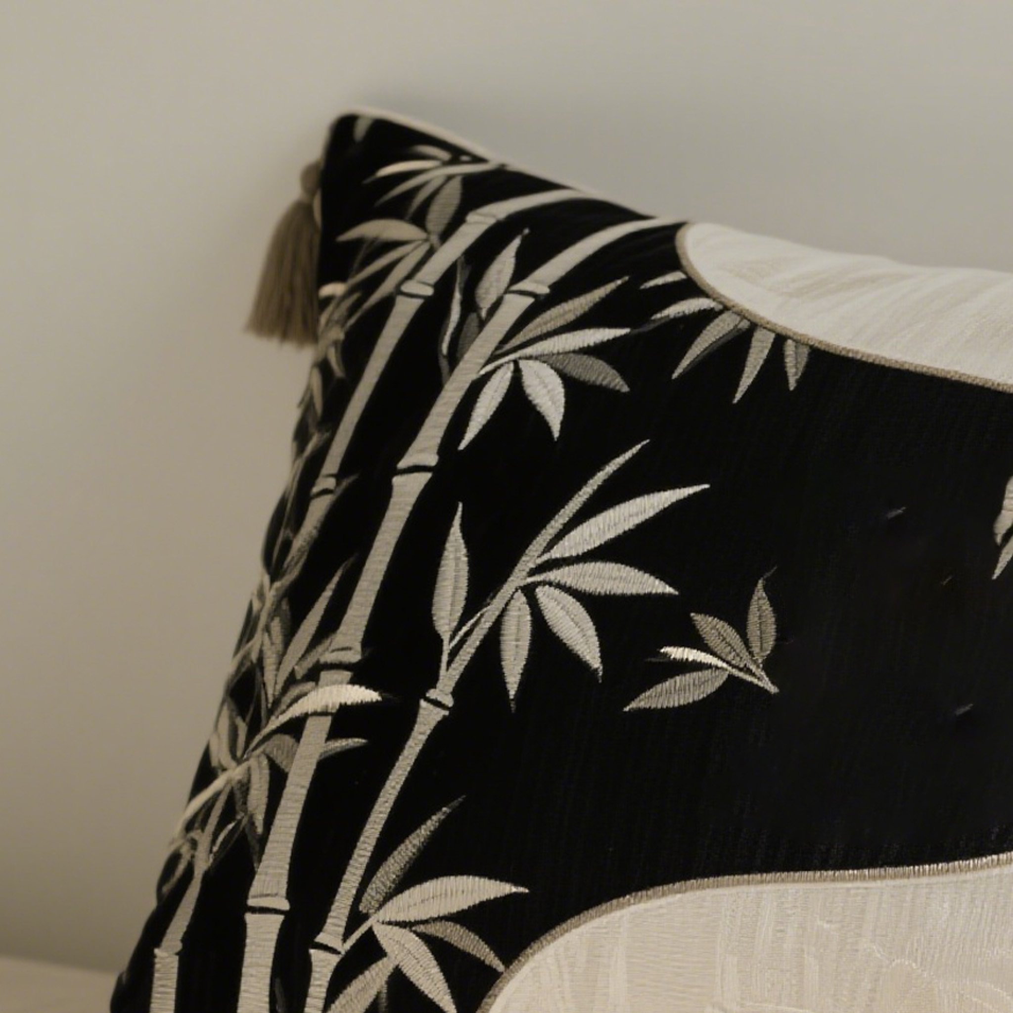 優雅長方形竹葉刺繡抱枕套裝展示