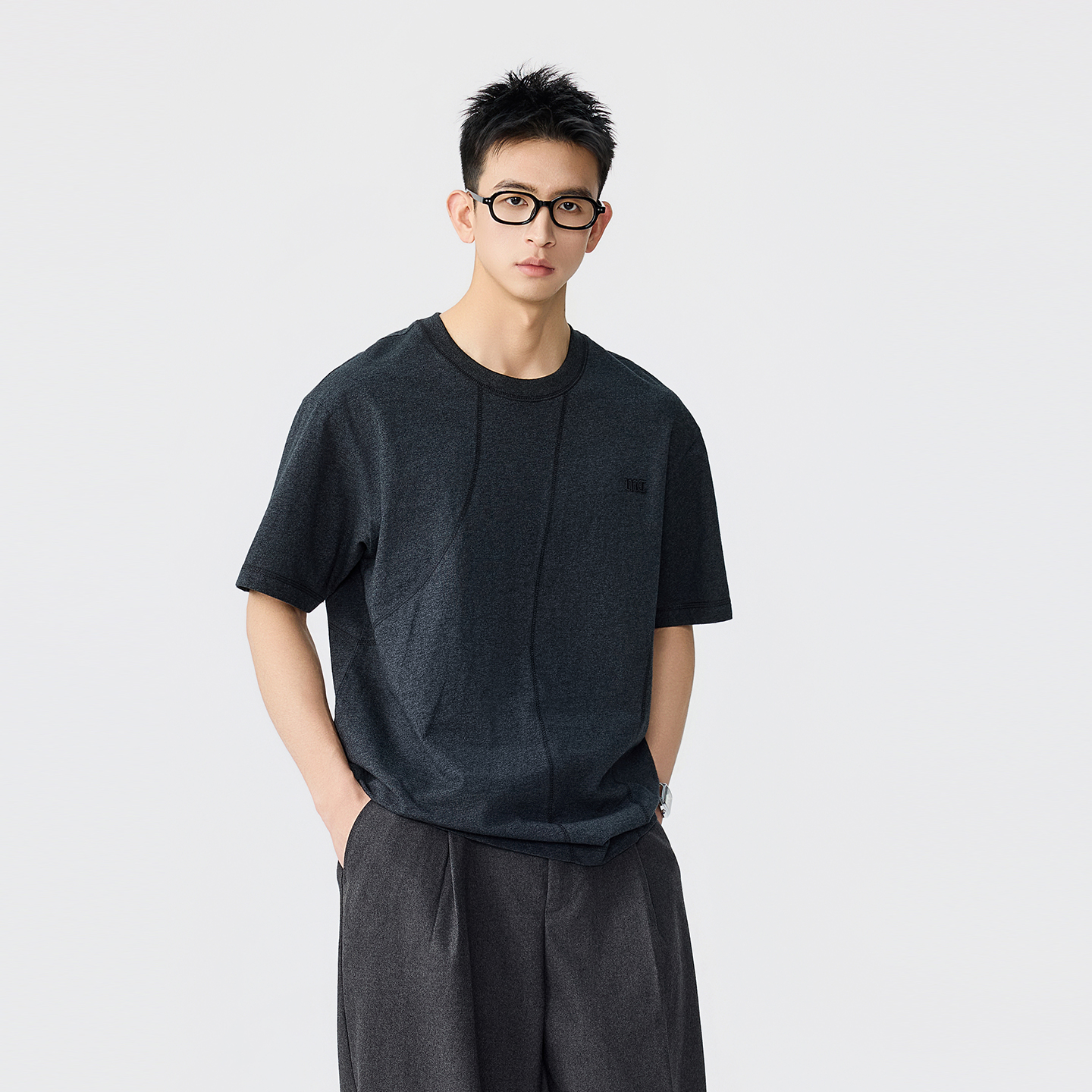 不變形親膚極簡刺繡T恤男休閒款