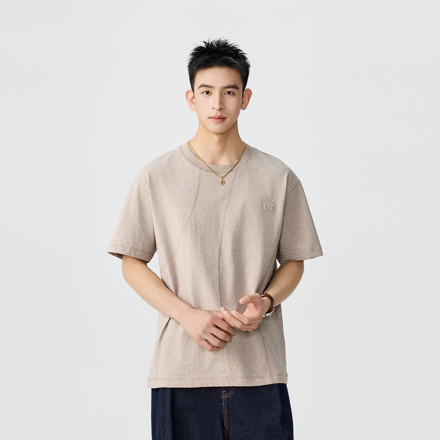 不變形親膚極簡刺繡T恤男休閒款
